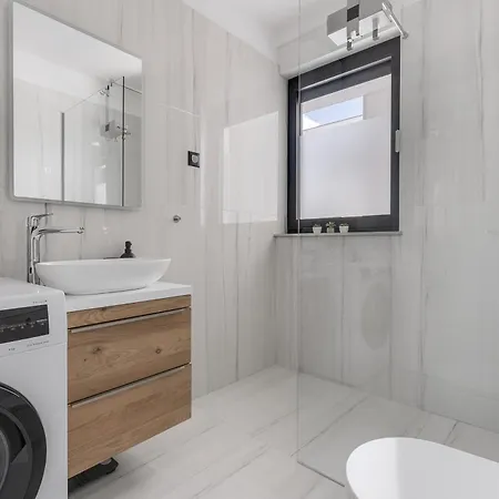 Appartement Brand New With A Private Pool By The Sea, Near Zadar