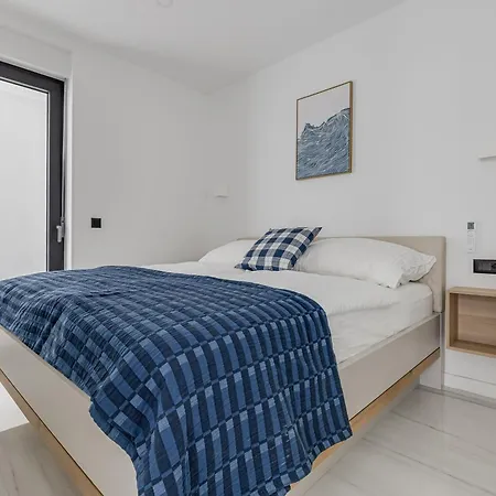 Appartement Brand New With A Private Pool By The Sea, Near Zadar