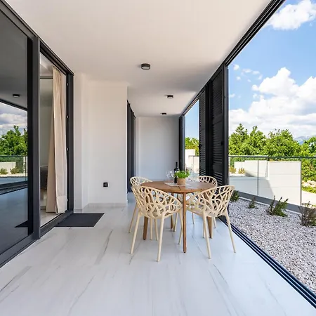 Brand New With A Private Pool By The Sea, Near Zadar Appartement