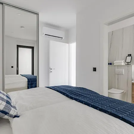 Brand New With A Private Pool By The Sea, Near Zadar Appartement
